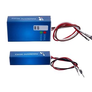Dos dispositivos electrónicos rectangulares azules con conexiones de cable rojo y negro, etiquetados como dispositivos de diagnóstico.