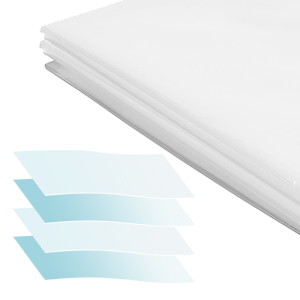 un rouleau de papier bleu sur fond blanc