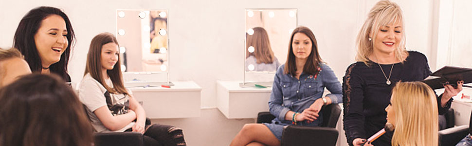 una donna seduta su una sedia davanti a uno specchio.