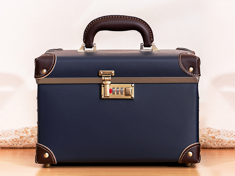 Leather_oil_case and spice_caseセット Mass kit suitcase in leather and blue moire 45x30x10 cm