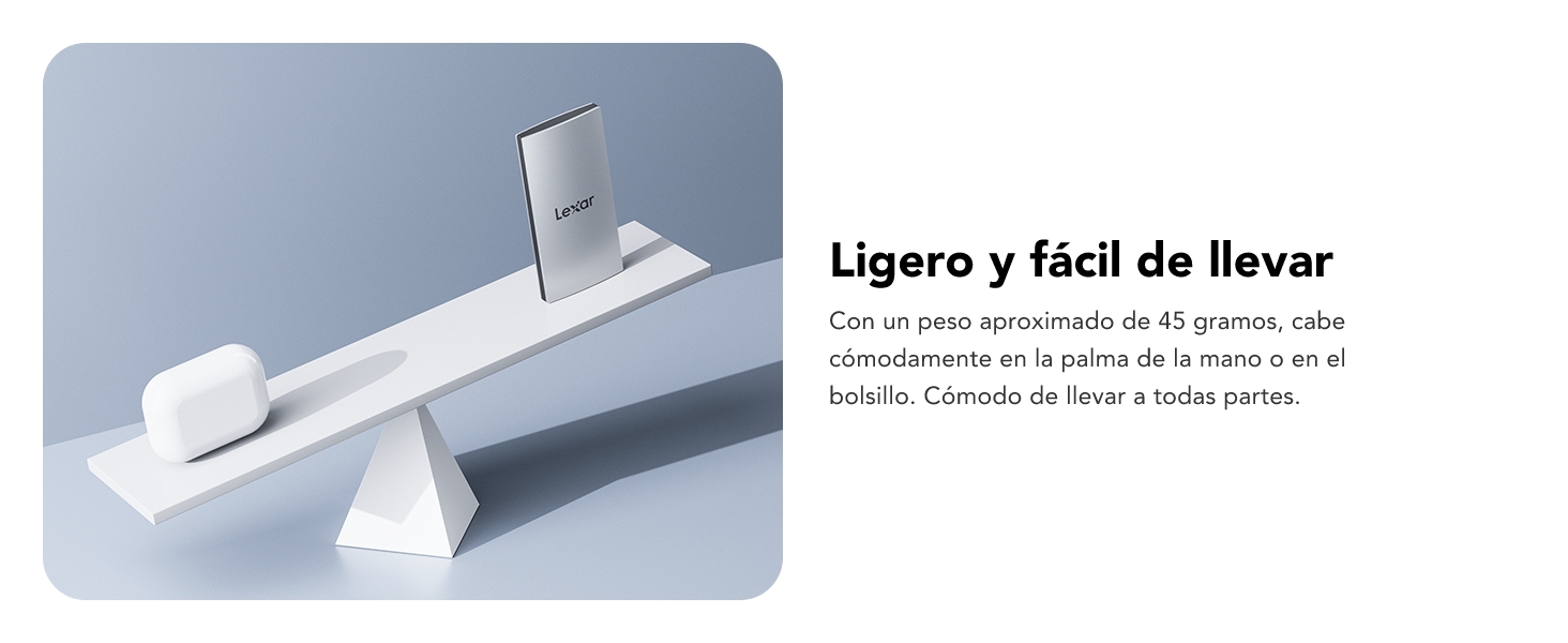 Balanza minimalista con un objeto rectangular blanco en un extremo y una pequeña esfera blanca en el otro, sobre un fondo azul claro.