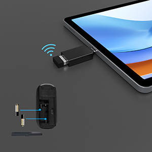 Se muestra un pequeño dispositivo inalámbrico negro junto a una tableta con pantalla azul. Parece ser un adaptador inalámbrico o un accesorio de conectividad con indicador LED.