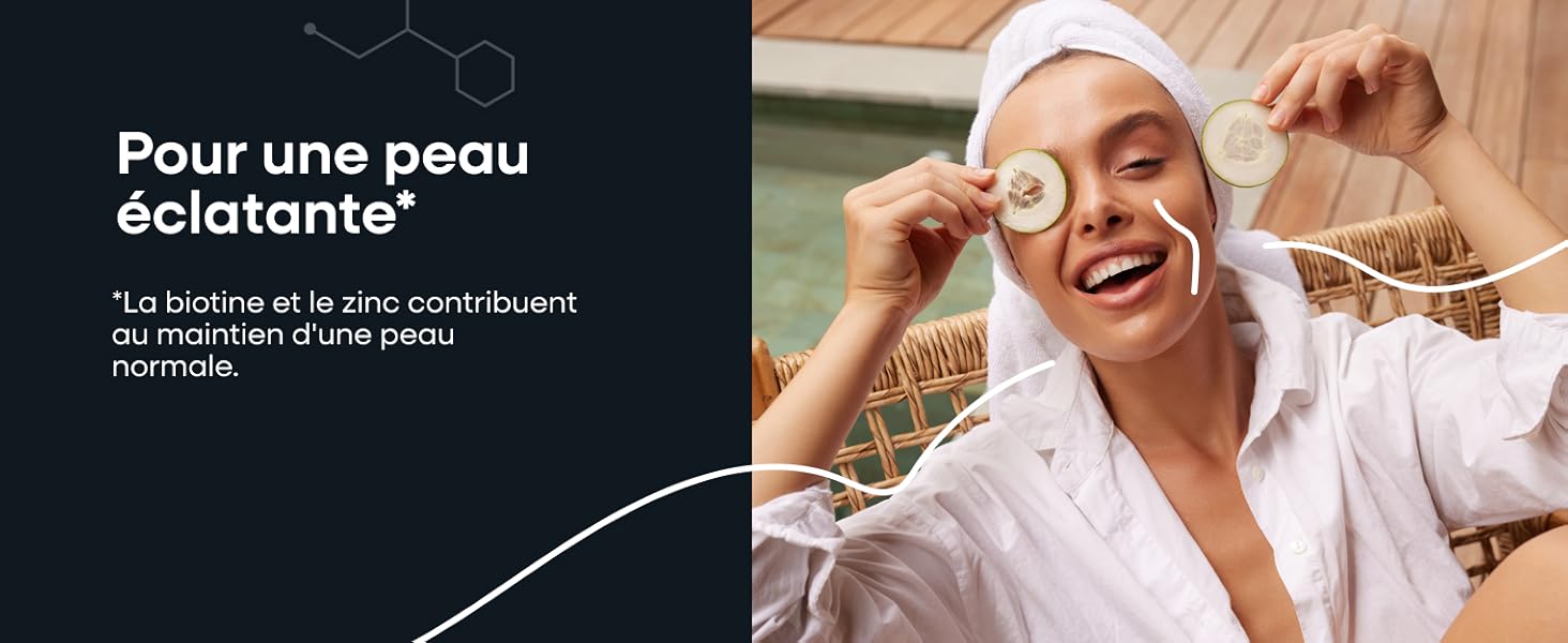 femme avec une serviette sur la tête tenant une tranche de pastèque dans sa