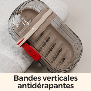 Récipient en plastique transparent avec bandes antidérapantes verticales. Étiquette rouge attachée. Le récipient repose sur un tissu blanc, démontrant peut-être ses propriétés antidérapantes