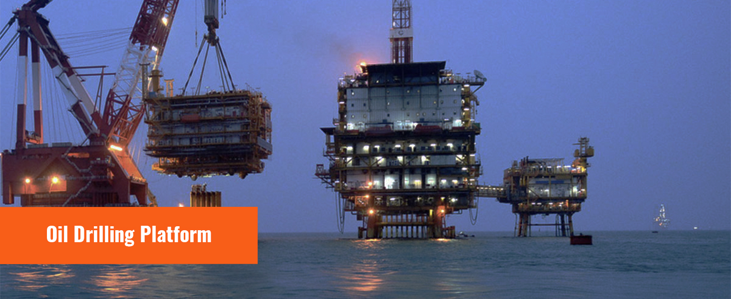 Il testo recita «Piattaforma di trivellazione petrolifera». Fotografie notturne di piattaforme di trivellazione petrolifera offshore illuminate sull'oceano, che mostrano le infrastrutture marittime industriali.