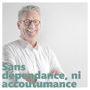 un homme en chemise blanche et lunettes.