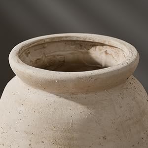 round vase