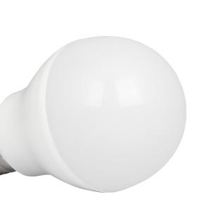 Einfache weiße sphärische Glühbirne auf weißem Hintergrund.