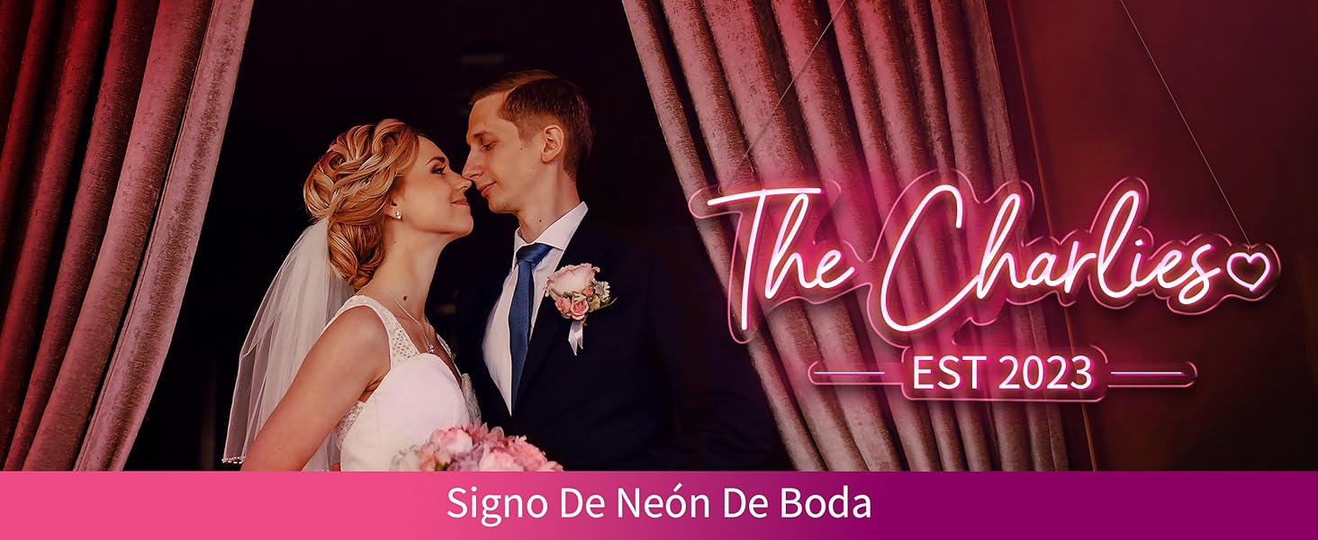 El texto dice «The Charlies» y «EST 2023» y «Sign of De Neón De Boda». Fondo de telón de escenario rojo con superposición de texto de estilo neón.