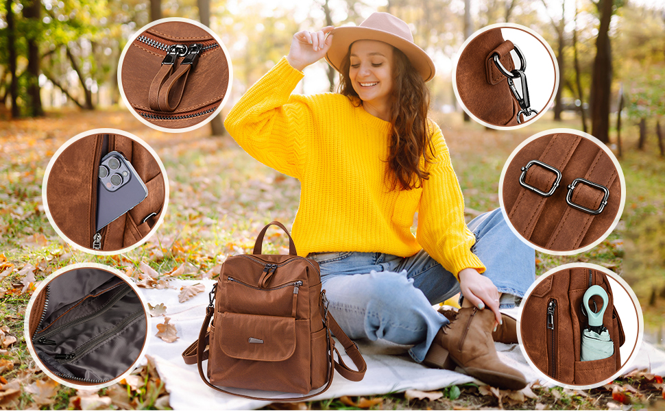 une femme assise sur une couverture avec un sac à dos et un sac à main.