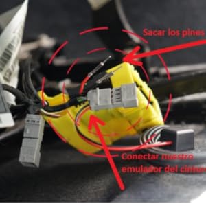 Componente amarillo del dispositivo con anotaciones técnicas en rojo, que muestra los puntos de conexión y los pines. Parece ser un diagrama de piezas electrónicas o mecánicas