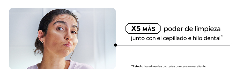 El texto dice «X5 MAS poder de limpieza junto con el cepillado e hilo dental». Anuncio del producto que muestra a una persona vestida de blanco sobre un fondo claro.