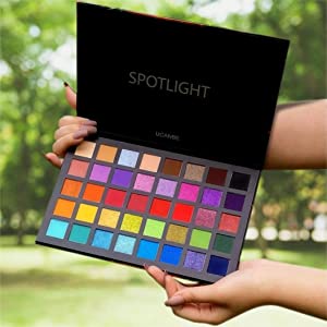 una foto de una mano sujetando una paleta de colores.