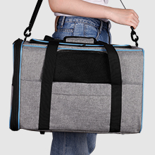 Die Reisetasche besteht aus einem weichen, strapazierfähigen Polyestergewebe.