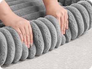 Sequentielle Bilder, die Hände zeigen, die graue zylindrische Formen hintereinander auf einer hellen Oberfläche anordnen oder formen.