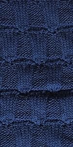 Particolare di sciarpa con cappuccio col. Blu scuro