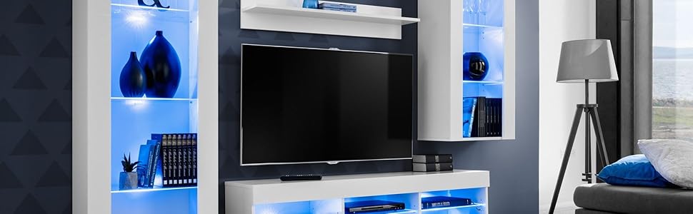 Modernes Unterhaltungszentrum mit weißen Regalen, blauer LED-Beleuchtung und einem großen Flachbild-TV. Dekorative Vasen und eine Stehlampe sind sichtbar