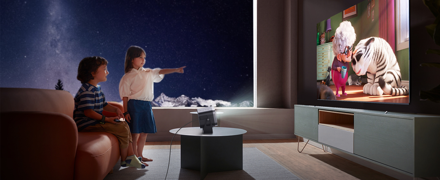 montrant un écran projeté sur le mur, avec une table basse moderne et un canapé dans une pièce faiblement éclairée