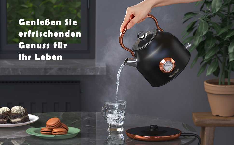 Hand pouring water from a black kettle into a glass. Green text overlay in German. Plate with food items visible in the foreground.