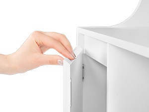 Eine Hand, die die Installation einer weißen Kindersicherung aus Kunststoff an einer Schrankschublade demonstriert. Das Schloss wird an der Innenecke der Schublade und des Schrankrahmens befestigt