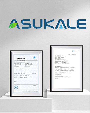Zwei gerahmte Zertifikate auf einer weißen Oberfläche, über denen ein farbenfrohes Logo mit der Aufschrift „ASUKALE“ deutlich zu sehen ist.