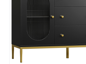 Moderner schwarzer Schrank mit vertikalem Rippenmuster an den Türen, Messingbeschlägen und goldfarbenen