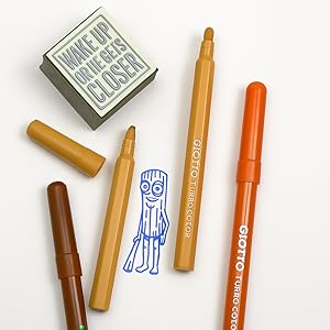 Collezione di strumenti di scrittura tra cui pennarelli, penne ed evidenziatori in vari colori disposti su una superficie chiara, alcuni con colori di inchiostro visibili.