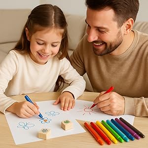 Immagini multiple che mostrano persone sedute a un tavolo, che lavorano insieme su attività di disegno o colorazione con matite colorate.