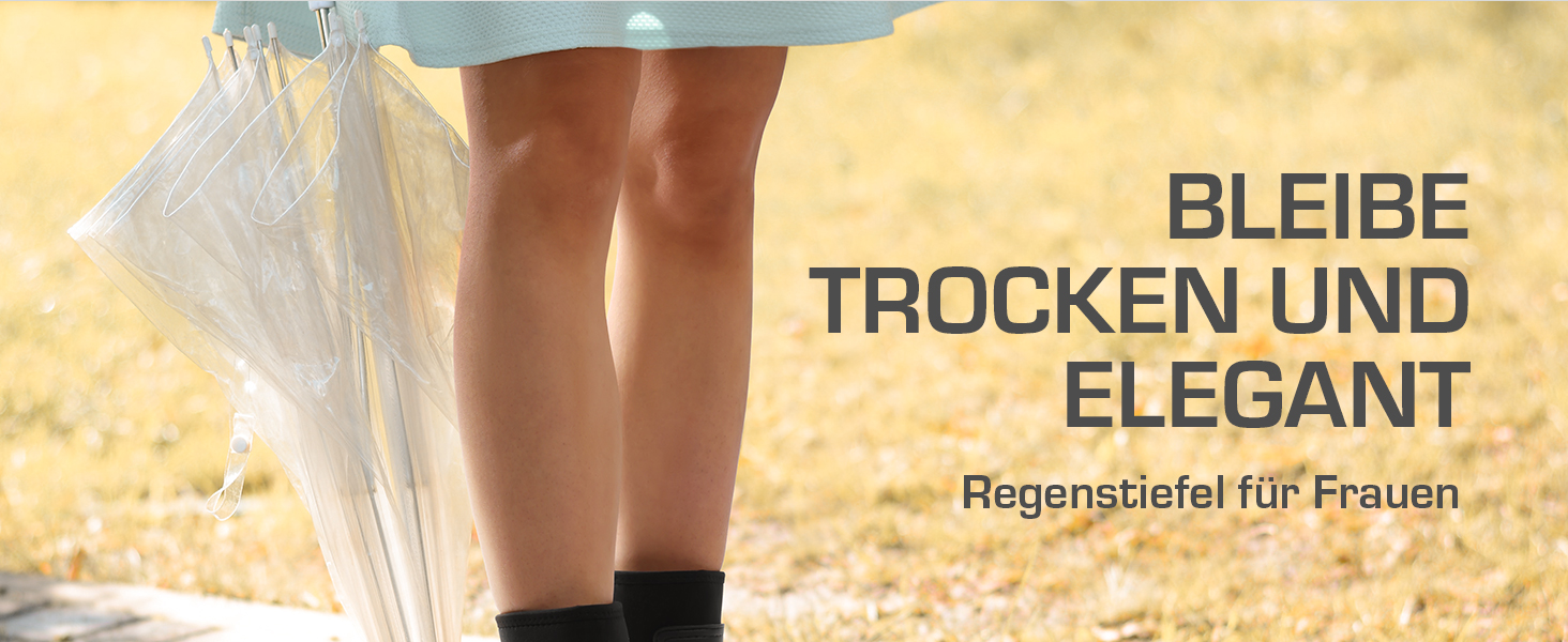 Durchsichtiger Regenschirm, der von einer Person gehalten wird, die schwarze Stiefel trägt und auf einer nassen Oberfläche steht. Auf der deutschen Texteinmischung stehen „Bleib trocken und elegant“ und „Regenschirm für Damen“