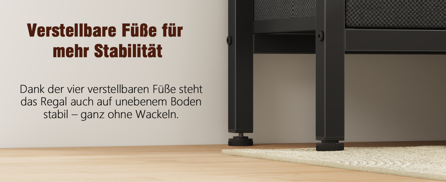 Der Text lautet: „Verstellbare Füße für mehr Stabilität“ und „Dank der vier verstellbaren Füße steht das Regal auch auf unebenem Boden stabil - ganz ohne Wackeln.“ Nahaufnahme eines verstellbaren Möbelfußes auf Holzboden.