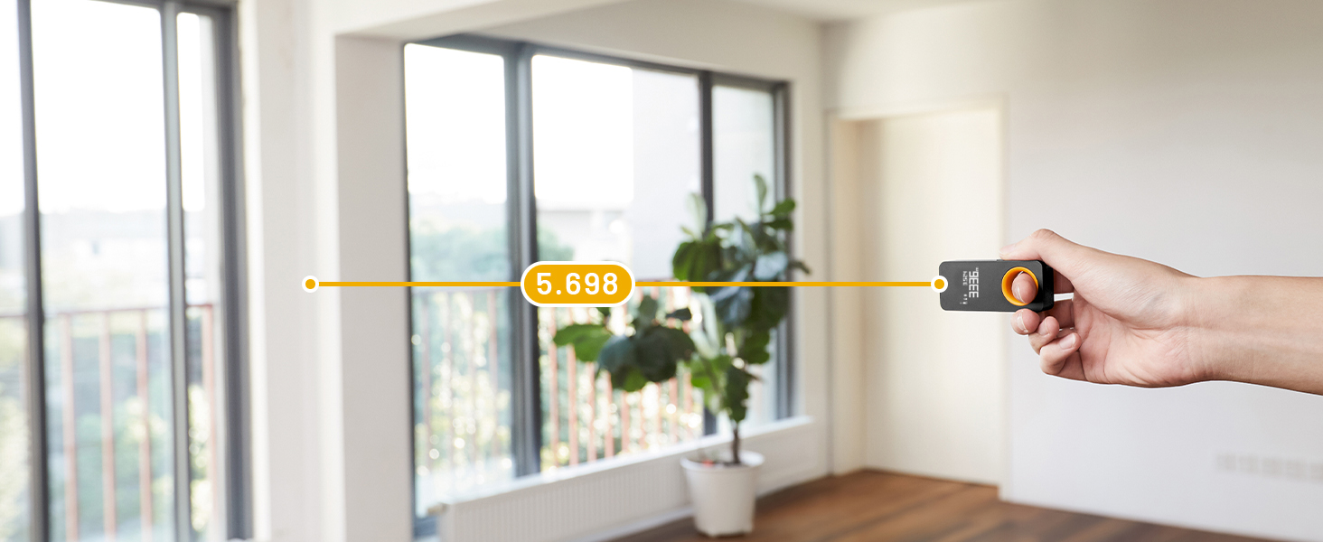 Sostiene con la mano un pequeño dispositivo digital con un rayo láser amarillo de 8.698 unidades en una habitación luminosa con plantas iluminada por una ventana