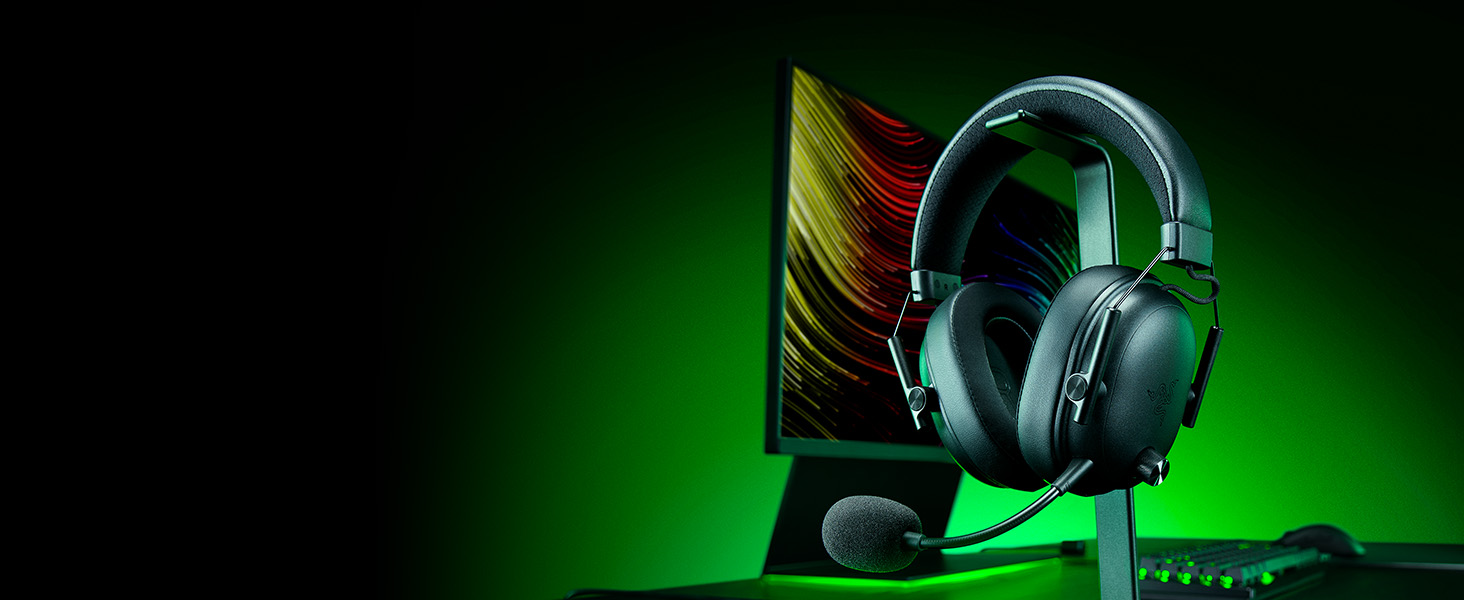 Le produit du casque de jeu a été photographié sous un éclairage vert spectaculaire. Casque supra-auriculaire avec microphone affiché avec des effets d'éclairage RGB dans un environnement de studio professionnel.