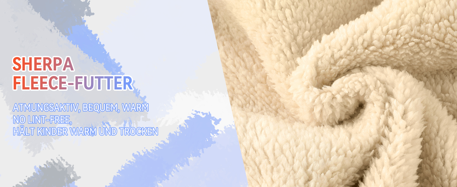 Nahaufnahme-Textur aus cremefarbenem Sherpa-Fleece-Material mit sichtbaren, weichen,