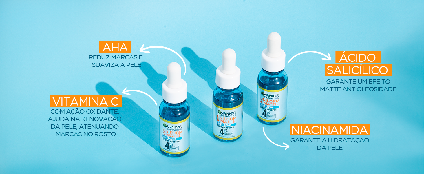 Três séruns antiacne enfileirados sobre fundo azul com setas brancas apontando seus ativos