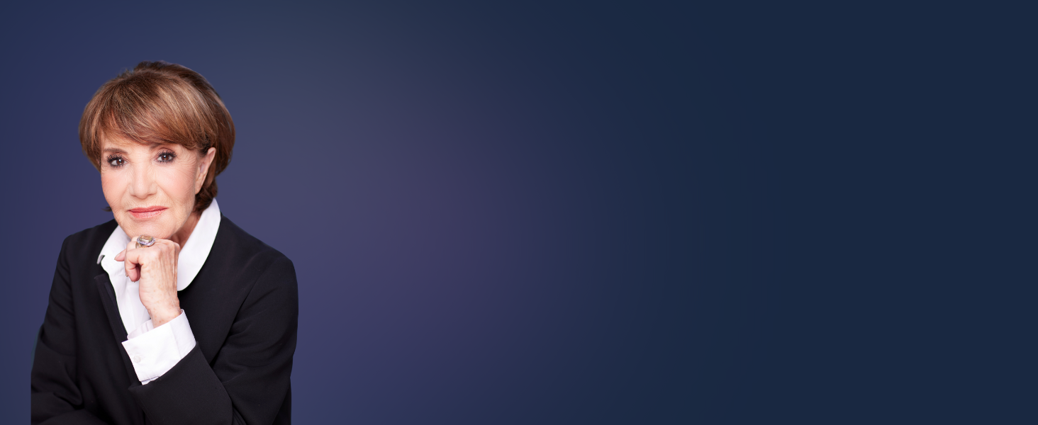 Une personne dans un décor sombre, vêtue d'une tenue professionnelle, montrée sous différents angles.