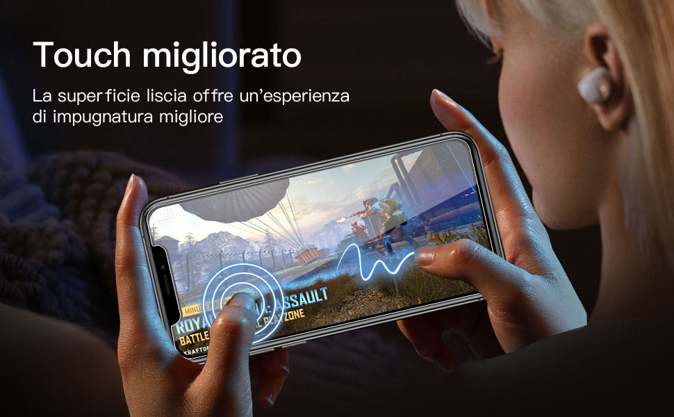 Smartphone che mostra un gioco con controlli touch avanzati. Mani che tengono il dispositivo, dimostrando una migliore presa e reattività del touchscreen