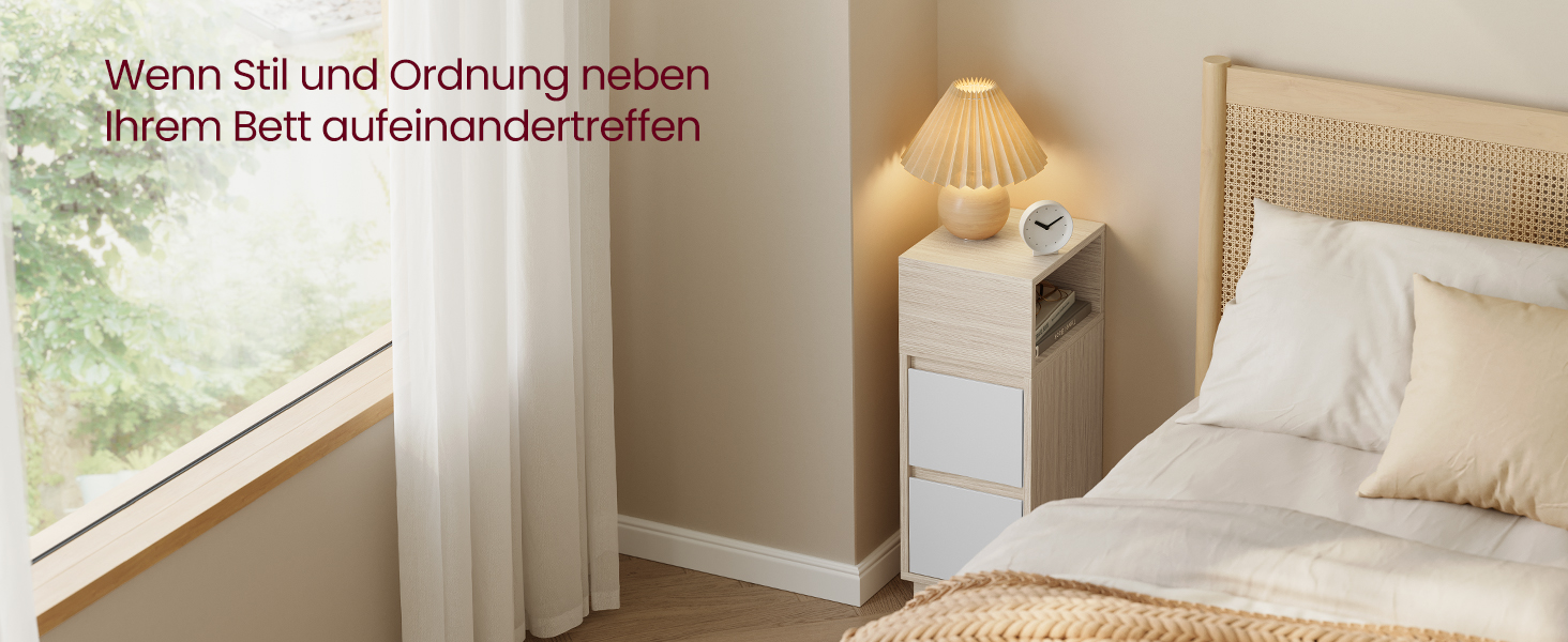 Minimalistický dizajn spálne s bielou posteľnou bielizňou, béžovým čelom postele, skladanou lampou a bielym úložným priestorom vedľa okna s priehľadnými panelmi.