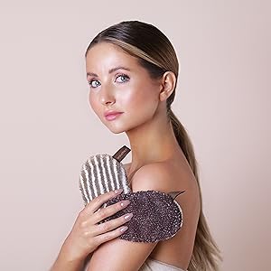 Anna Hiltrop avec coussinets exfoliants Waschies