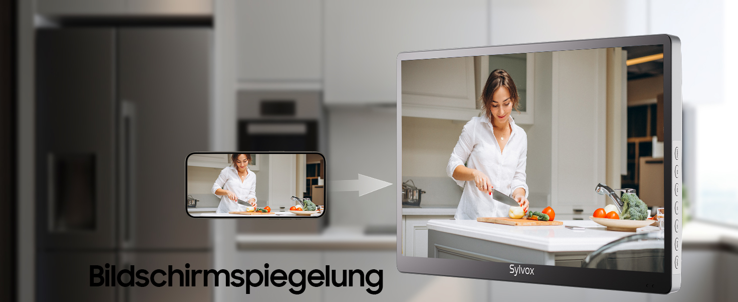 Küchenszene mit einer Person, die Essen an einer Theke zubereitet. Ein Tablet oder Gerät auf der Theke zeigt dieselbe Szene und demonstriert die Bildschirmspiegelungstechnologie