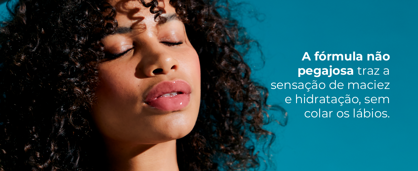 A fórmula não pegajosa traz a sensação de maciez e hidratação, sem colar os lábios.