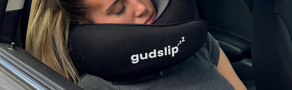 Fille reposant sur oreiller voyage