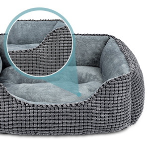 Das Haustierbett ist ein grau-schwarzes Hundebett mit grauem Karomuster.