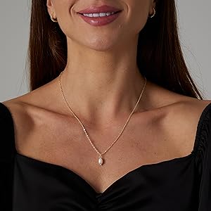 Tiny pearl necklace-gold