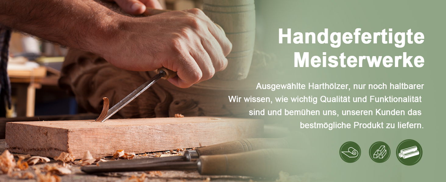 Holzhandwerker, der Werkzeuge auf Holzoberfläche benutzt, mit deutschem Text „Handgefertigte Meisterwerke“ und Nachhaltigkeitsikonen