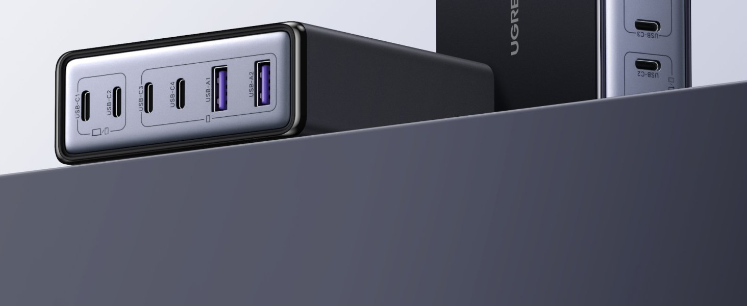 Close-up van een slanke USB-hub of -poort met meerdere aansluitsleuven, weergegeven tegen een donkere achtergrond.