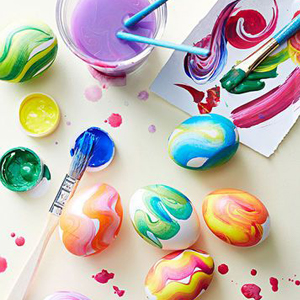 Huevos decorativos de plástico.