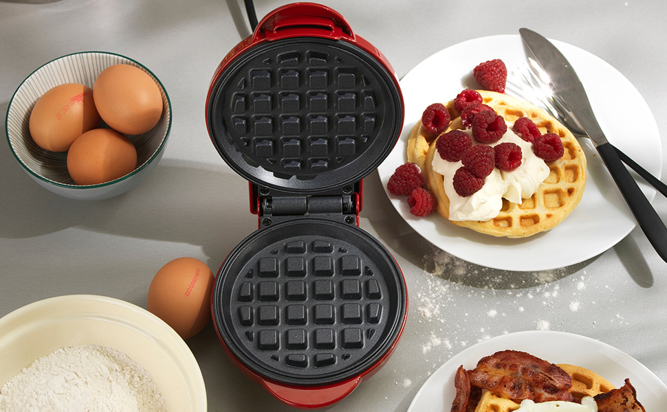 Giles & Posner EK4214G Mini Waffle Iron/Waffle Maker, 550 W, Red, NonStick Waffle Iron, Belgian
