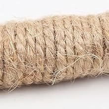Natürliches Jute- oder Hanfseil, das fest um einen Zylinder gewickelt ist und ein strukturiertes Fasermuster und eine beige Farbe aufweist