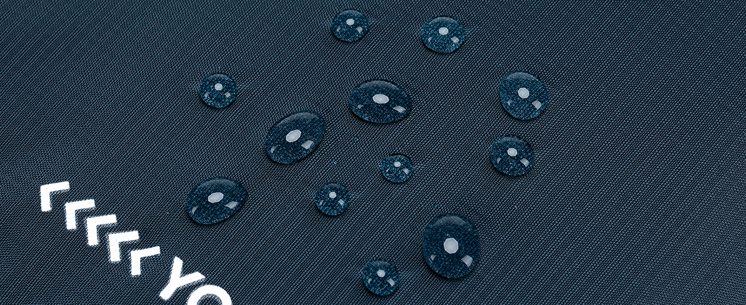 gouttes d'eau sur fond bleu foncé