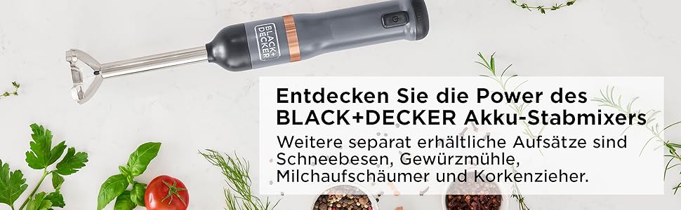 Der Akku-Stabmixer liegt zusammen mit Gewürzen, Kräutern und einer Tomate auf der Arbeitsplatte.